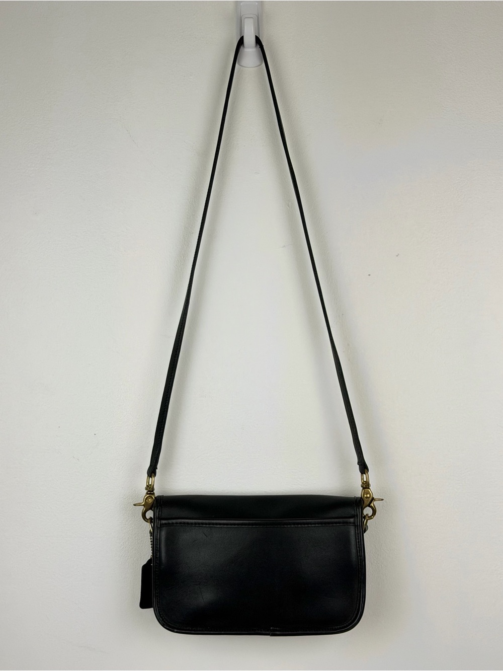 Vintage COACH Black Leather Pocket Purse with Gold Hardware - Picture 14 of 15